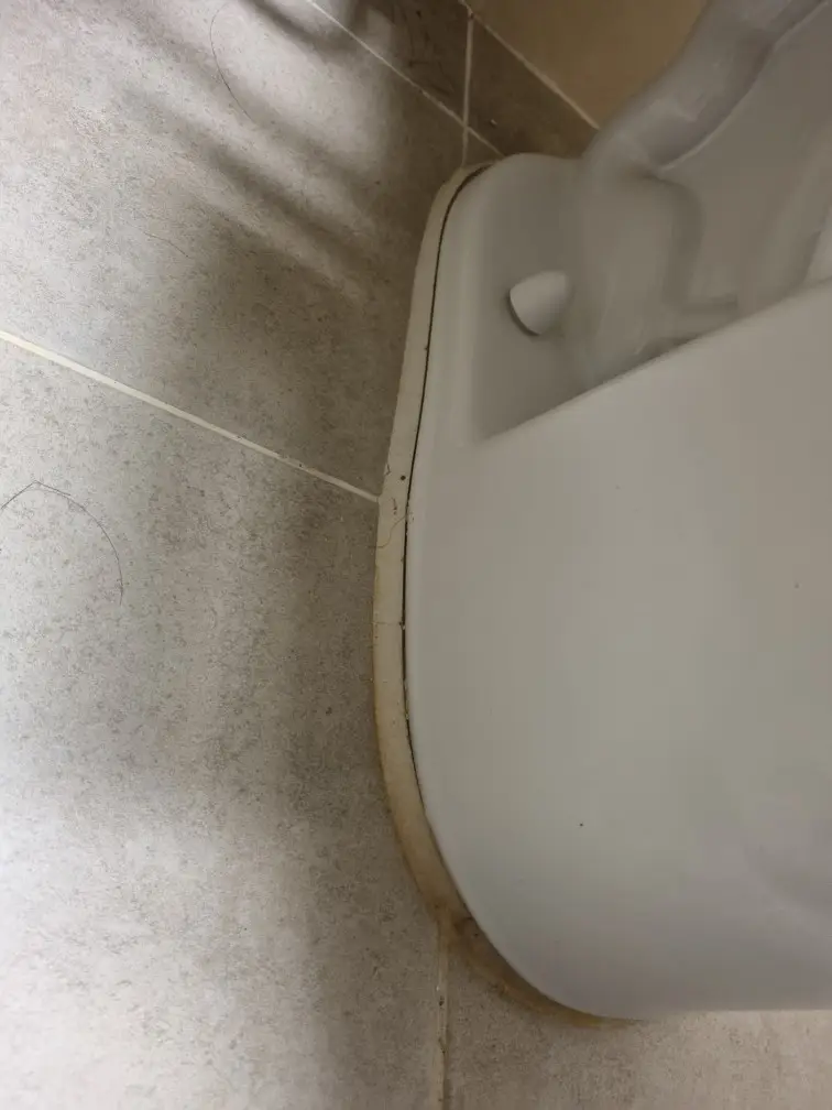 변기 흔들거릴 때 꼭 필요한 백시멘트 작업, 제대로 알고 수리받으세요